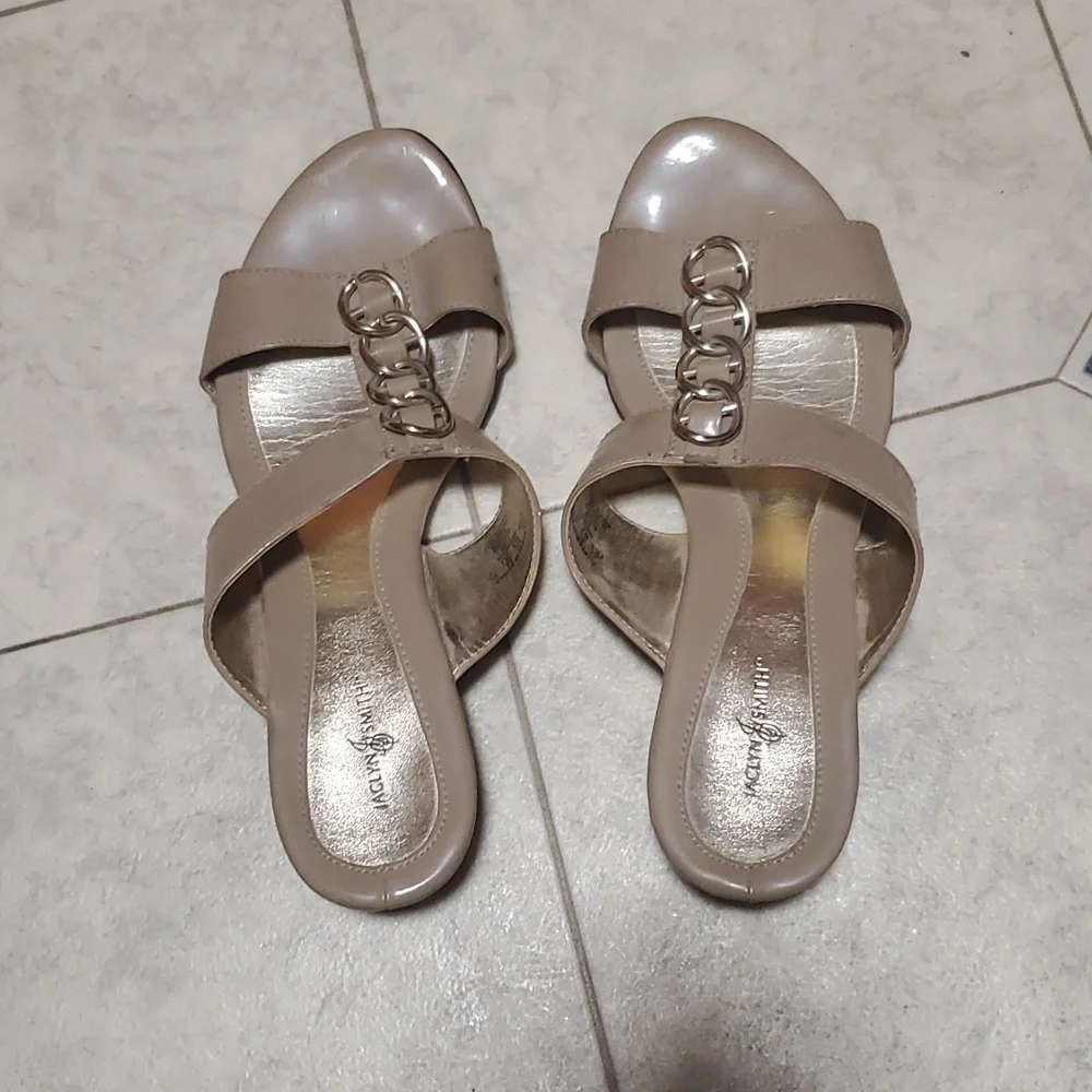 Jaclyn Smith tan sandles size 8.5M